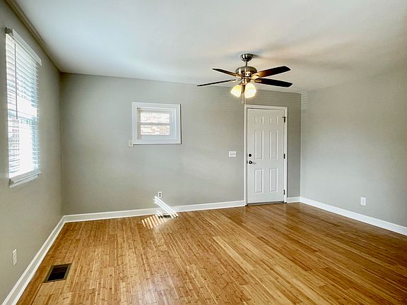 3rd image of 28 Jay St