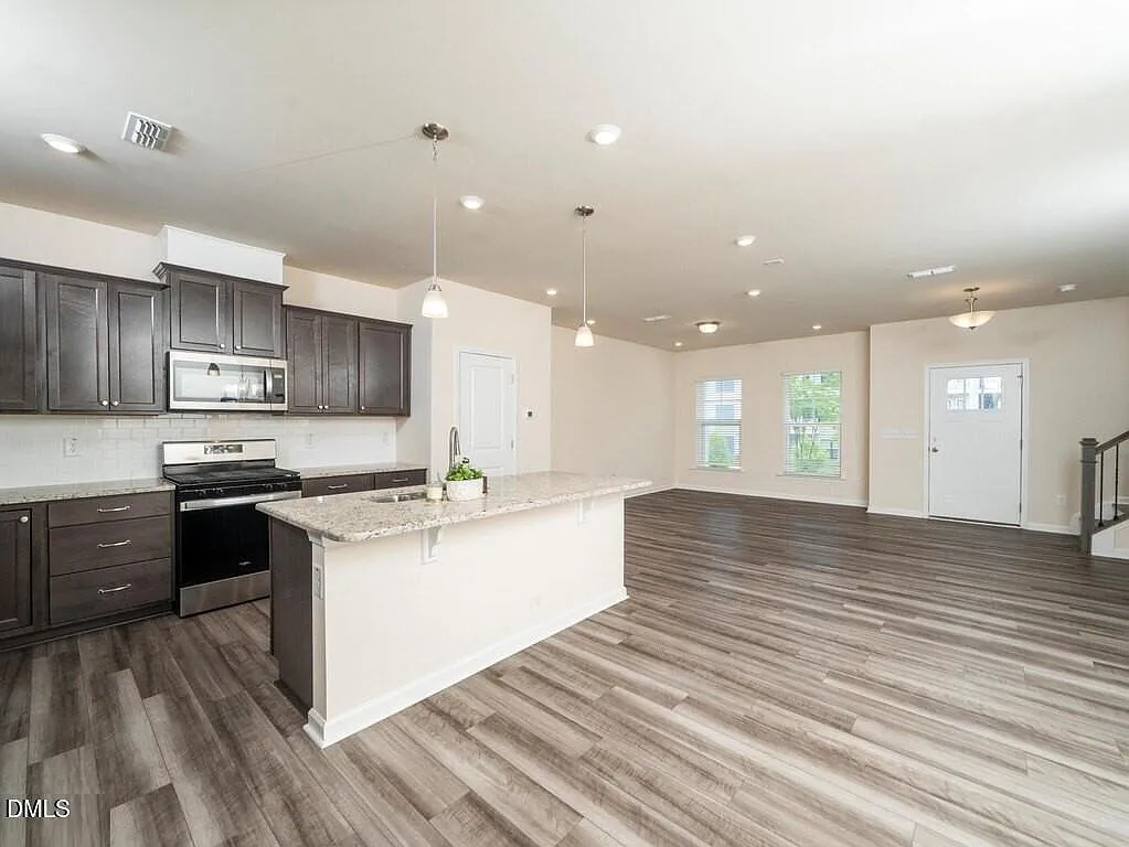3 bed, 2.5 bath, 1968 sqft, $2,150 — Photo 2