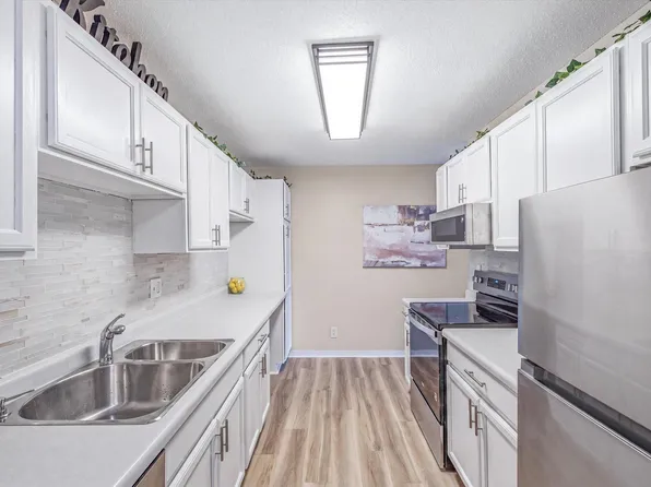 132 Demont Ave E APT 221, Little Canada, MN 55117