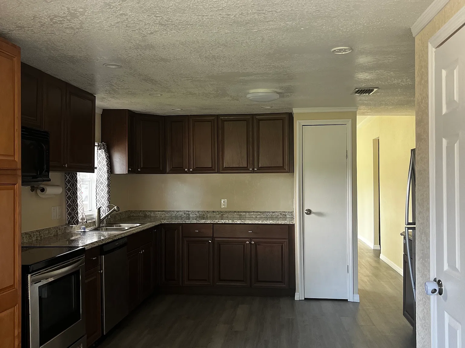 4 bed, 1600 sqft, $1,395 — Photo 3