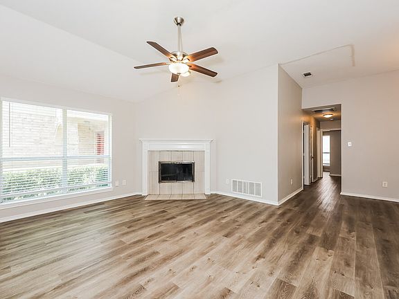 5th image of 822 Astaire Ave