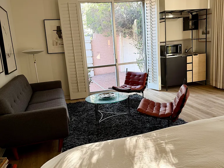 Benedict Canyon Dr — Photo 3