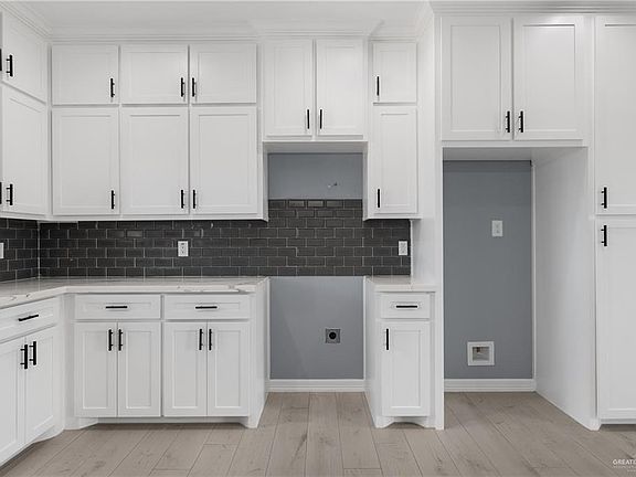 4th image of 425 Aaron St