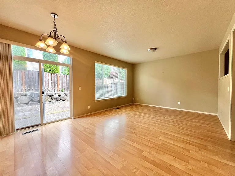 1048 SE Tamora Ave — Photo 2