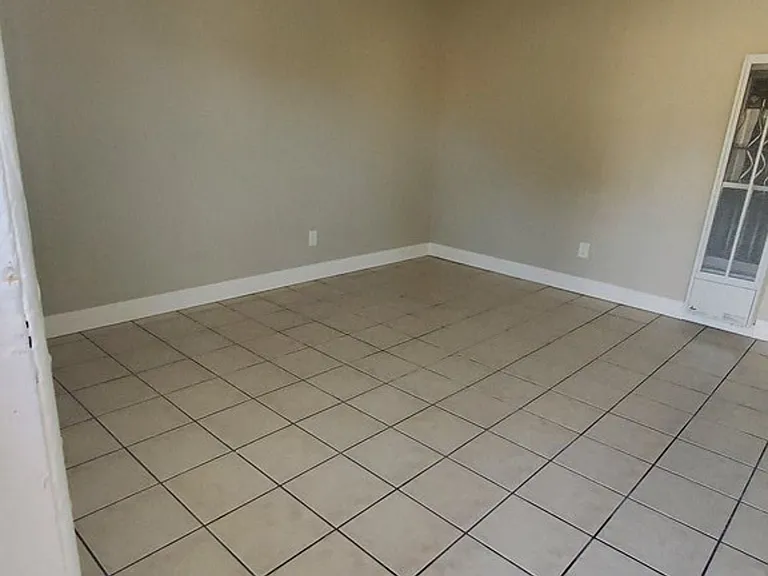 2039 Wallace Ave — Photo 4