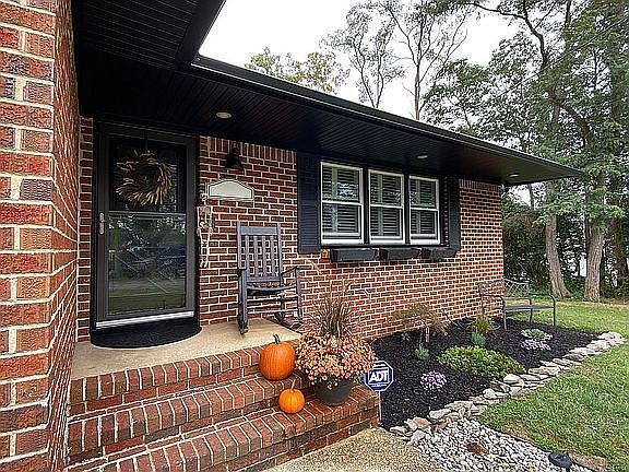 1st image of 90 Hickory Ln