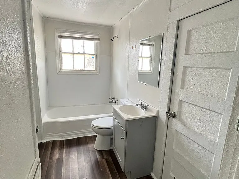 1205 N Park St — Photo 15