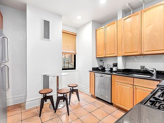 3rd image of 215 W 90th St APT 2C