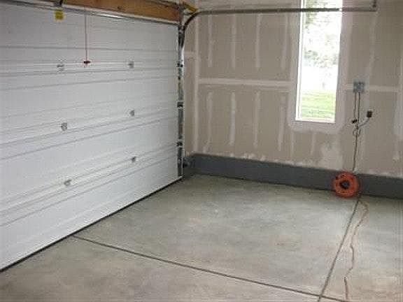2-car garage (space for 1 available)