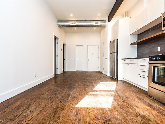 008_1071_broadway_front-11