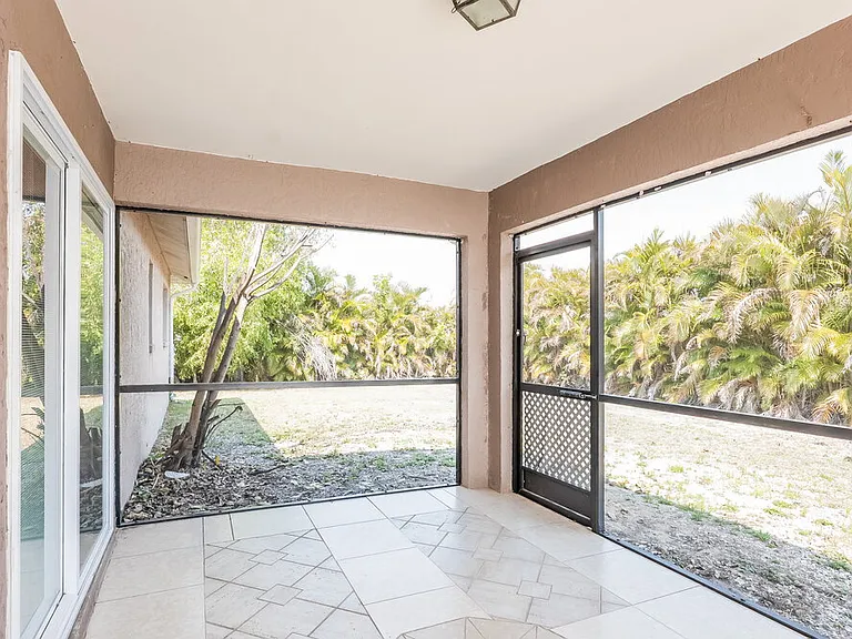 811 SW 14th Pl — Photo 9
