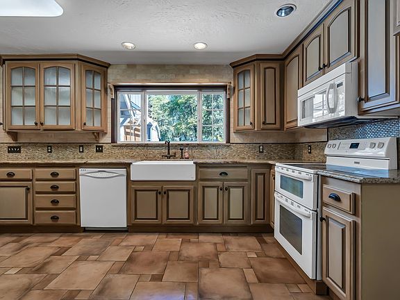 5th image of 528 McCloud Ave