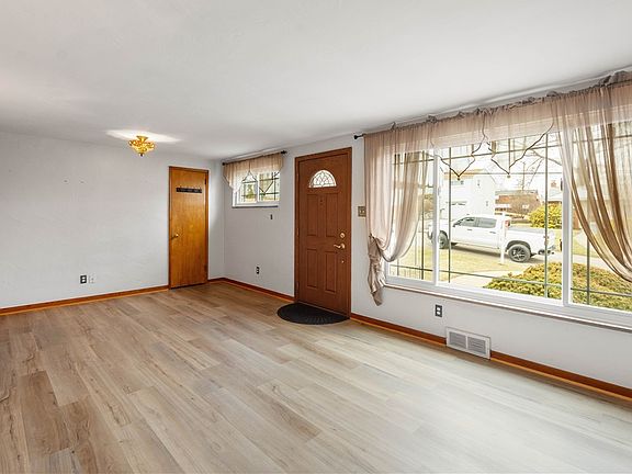 3rd image of 457 Elaine Dr