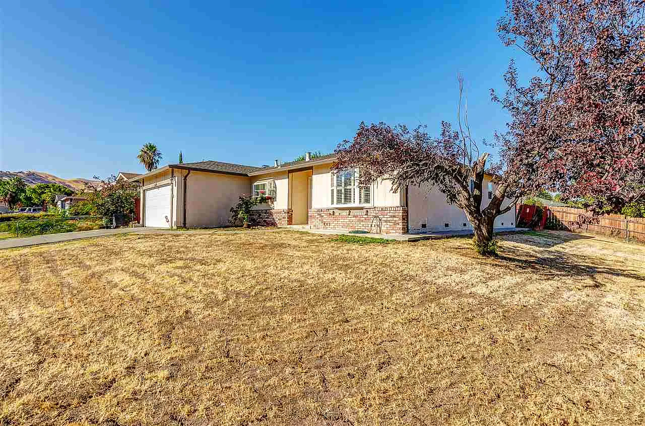 1415 Springhill Dr photo 1