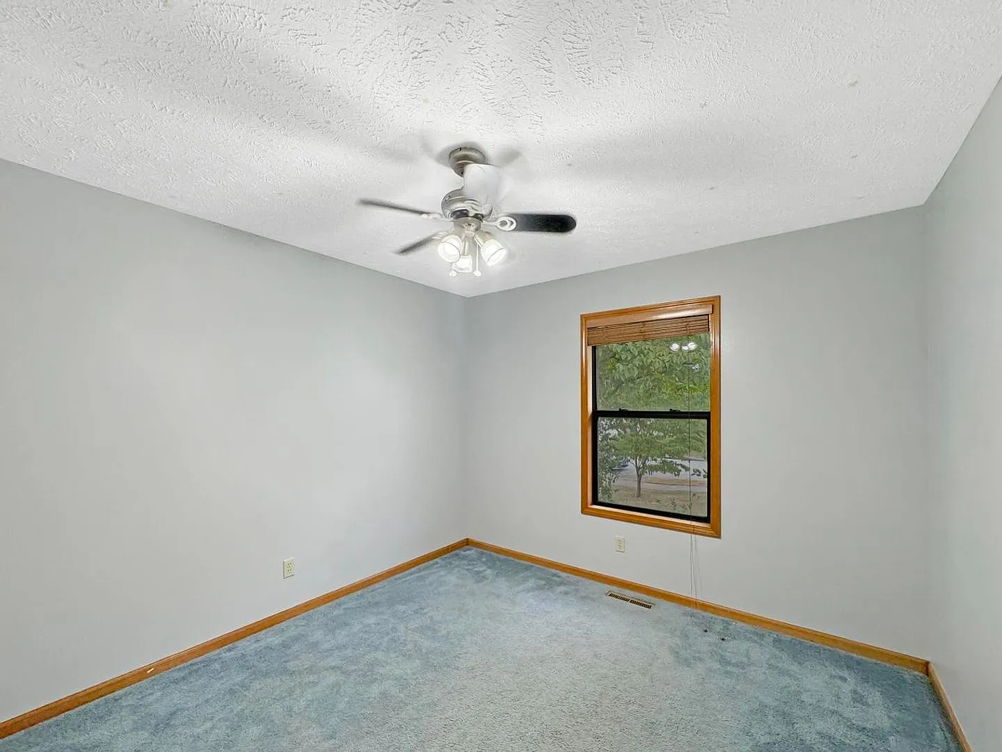 Beautiful 3 Bedroom Home with Fenced Yard & 2-Car Garage in Central West Springfield! — Photo 4