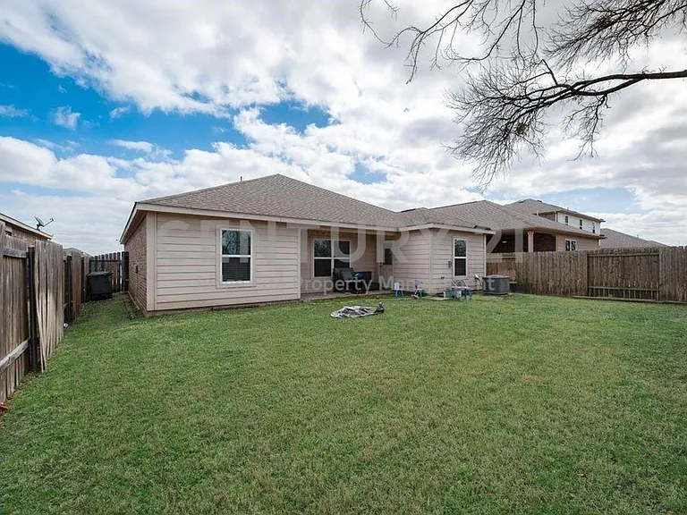 1904 Fairbanks Dr — Photo 14