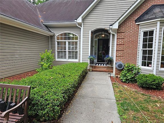 3rd image of 121 Roxbury Ct
