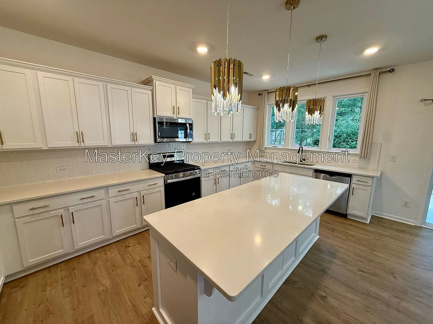 4 bed, 2.5 bath, 2996 sqft, $2,695 — Photo 2
