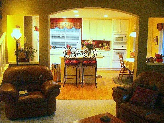 Kichen w/ eating bar 