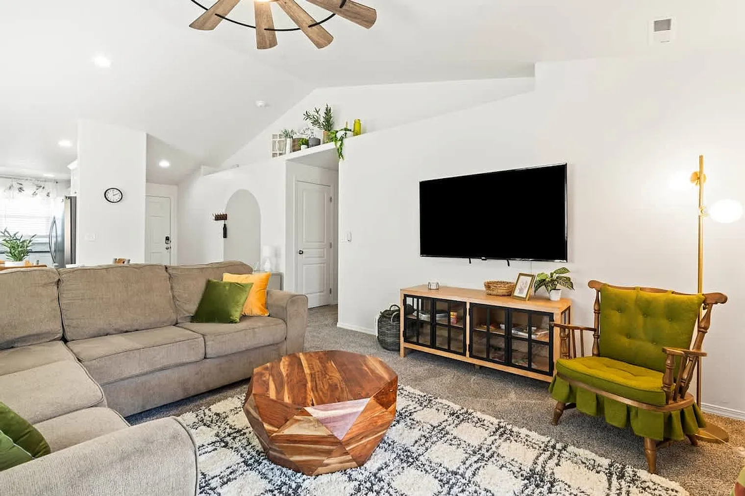 3 bed, 2.0 bath, 1227 sqft, $4,775 — Photo 4