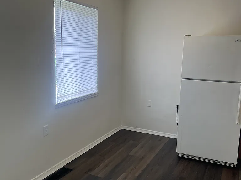 1115 Troy St #1 — Photo 4