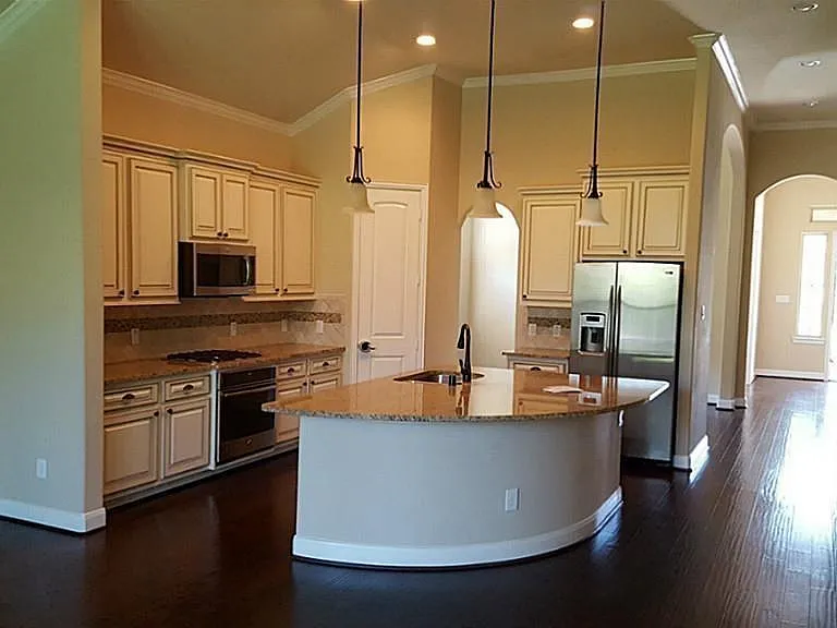 122 Colton Ct — Photo 3