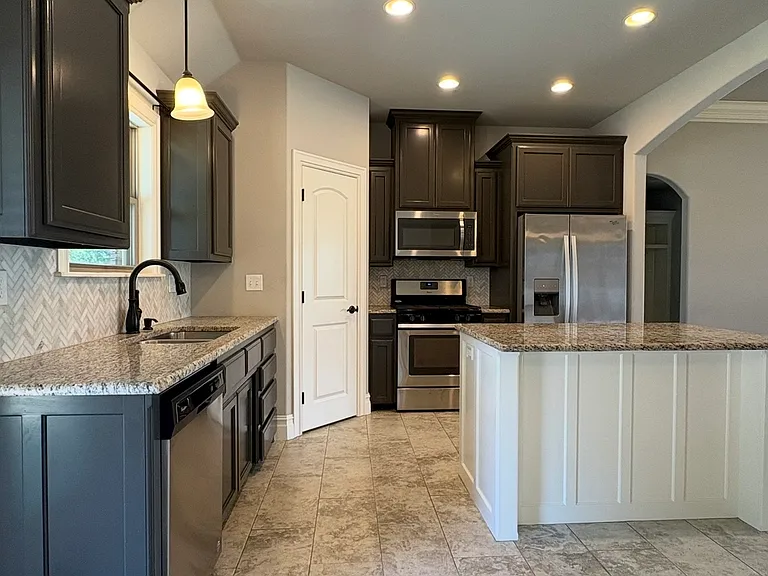 635 Meadows Cir — Photo 10