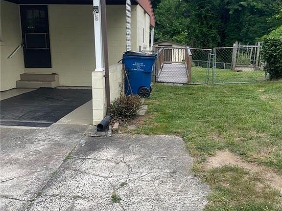 5th image of 226 E Elm St