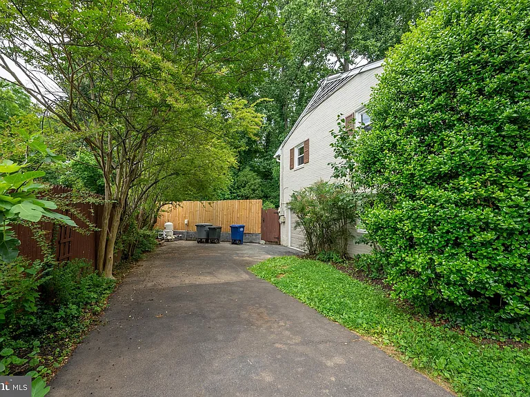 6438 Woodville Dr — Photo 25