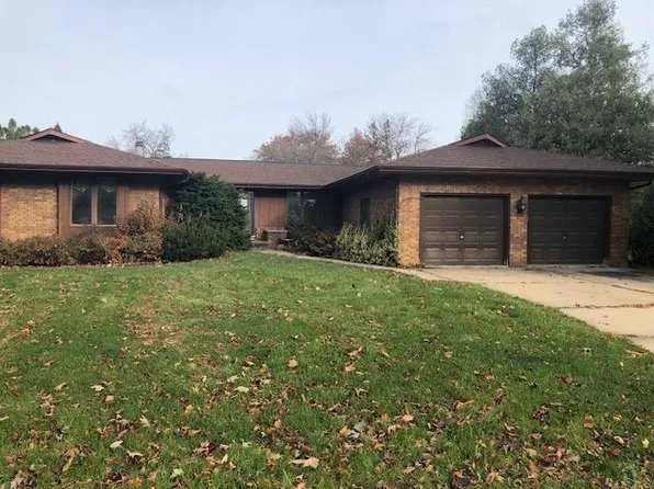 807 Ellis Dr, Charles City, IA 50616