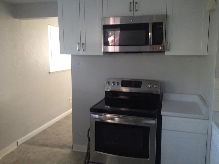 1119 Clinton St — Photo 3