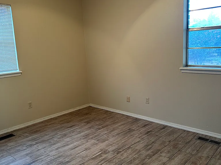 300 Brentwood Dr — Photo 5