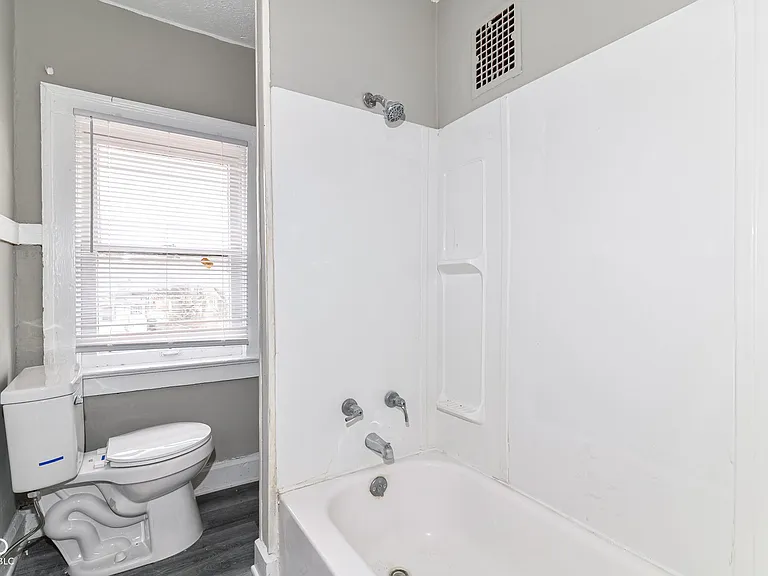 3041 Broadway St — Photo 8