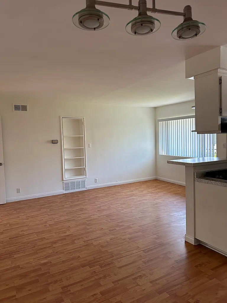 2 bed, 1098 sqft, $2,500 — Photo 3