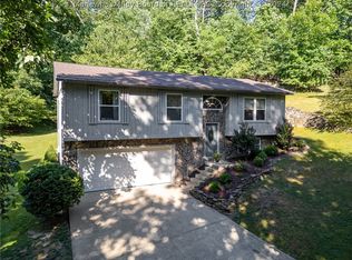 204 Red Bud Ln, Hurricane, WV 25526