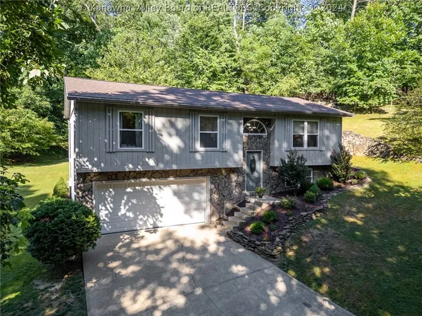 204 Red Bud Ln, Hurricane, WV 25526