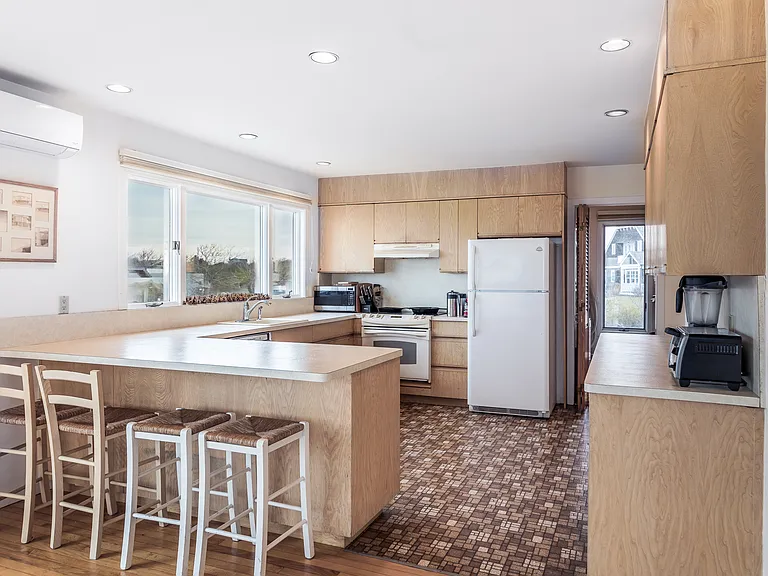 98 Surfside Ave — Photo 8