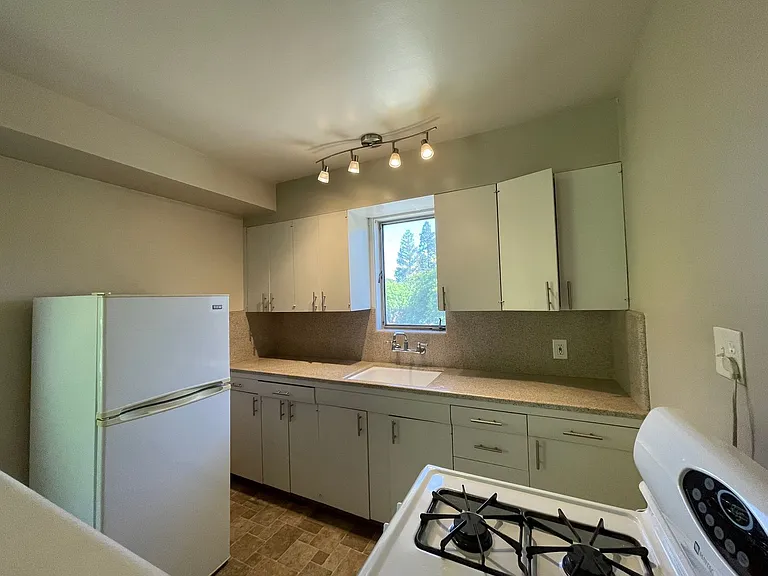 5488 Carlson Dr #&-5492 — Photo 4