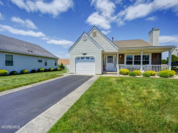 13 Sandhurst Court, Toms River, NJ 08757