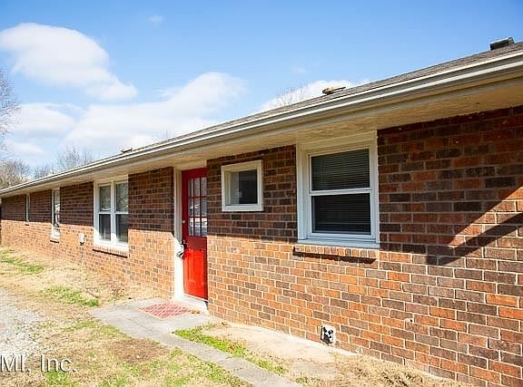 3rd image of 118 Daniels Dr APT B