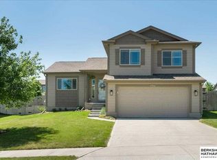 6627 Michael Cir, Papillion, NE 68157