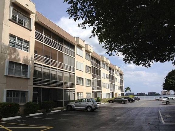 2nd image of 1516 S Lakeside Dr APT 319