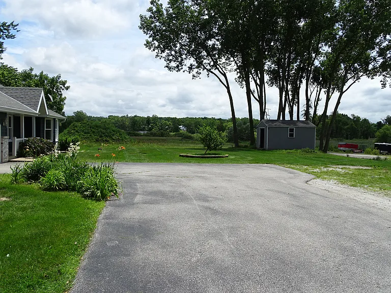 1061 Morthland Dr — Photo 9