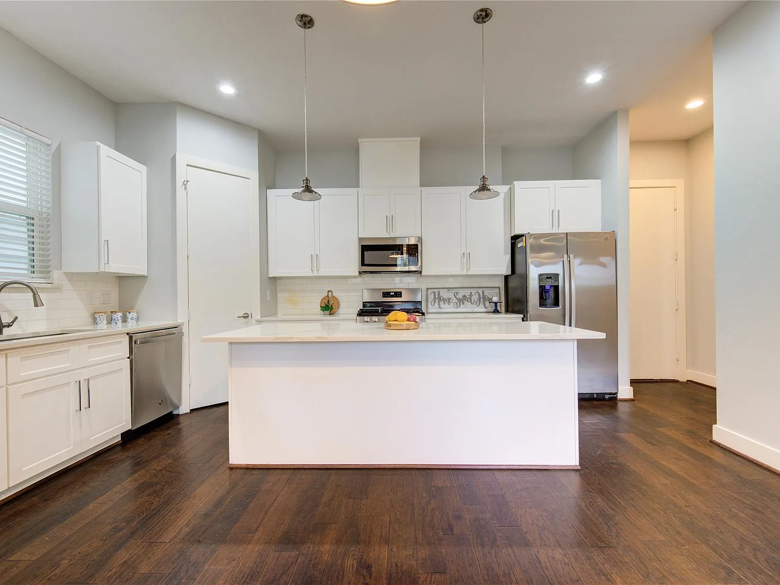 3 bed, 2.5 bath, 1690 sqft, $2,250 — Photo 3