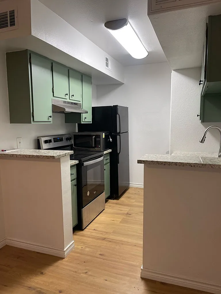 1 bed, 1.0 bath, 488 sqft, $1,300 — Photo 2
