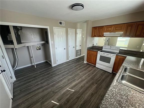4th image of 44 Brandon Hall Dr APT D