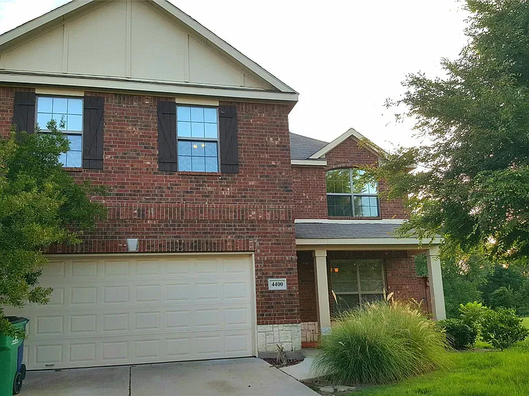 4400 Leeds Dr — Photo 3