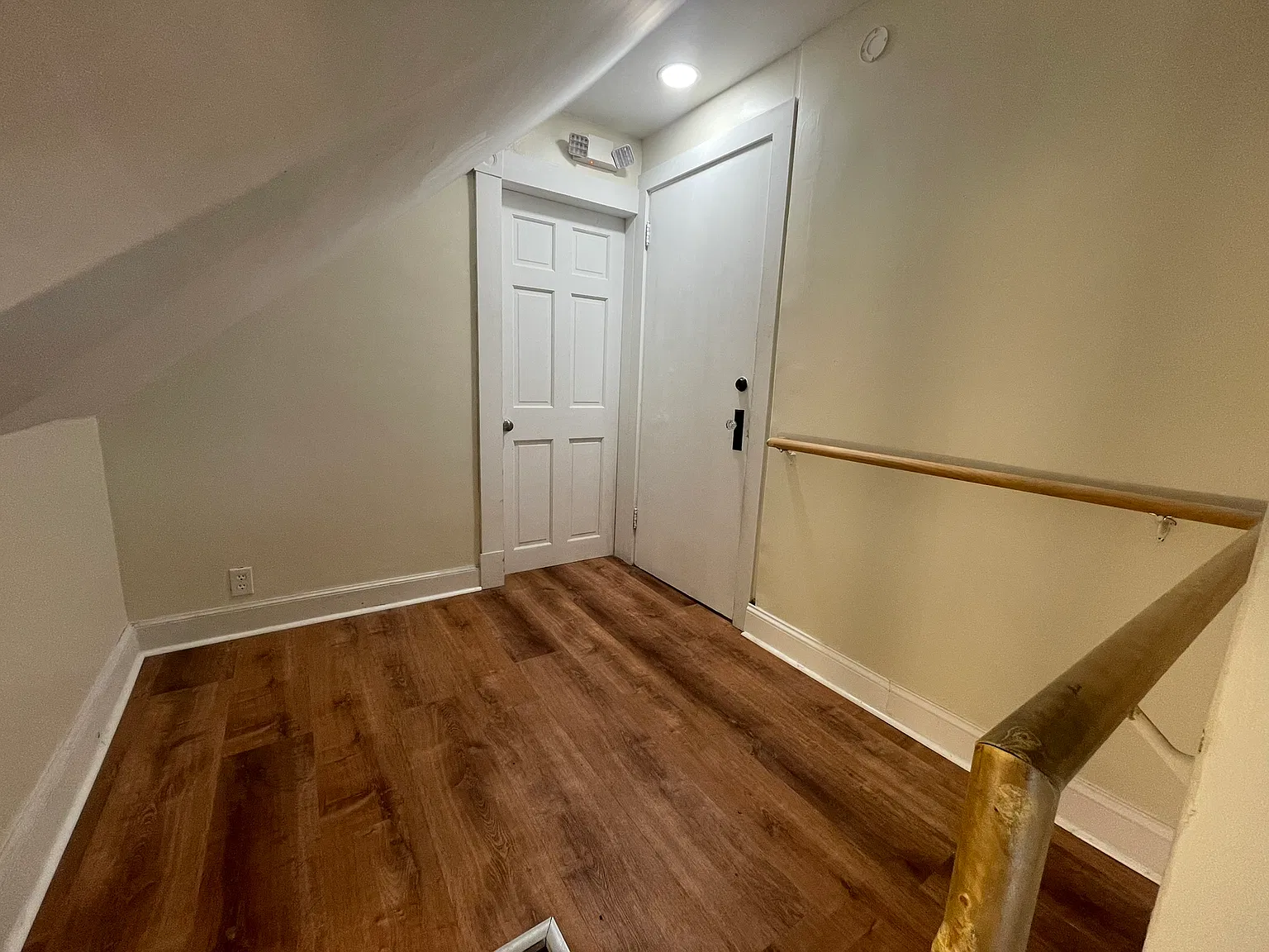 2 bed, 1000 sqft, $1,300 — Photo 1