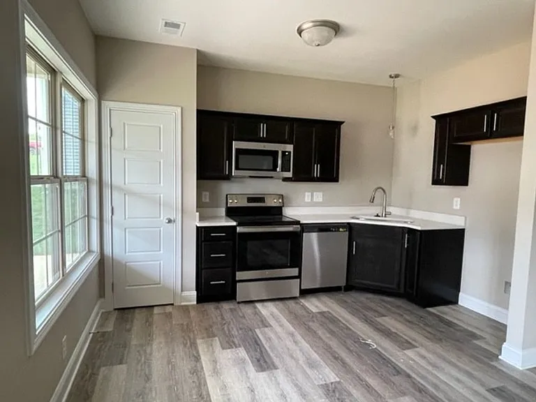 1212 Cardinal Creek Dr — Photo 2