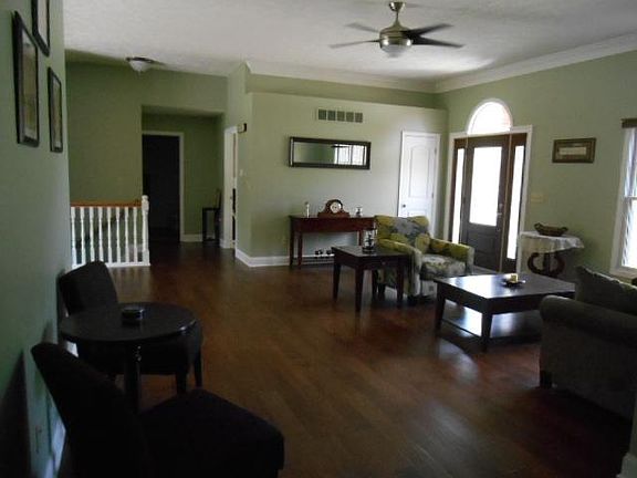 4th image of 1121 W Cedar Ln